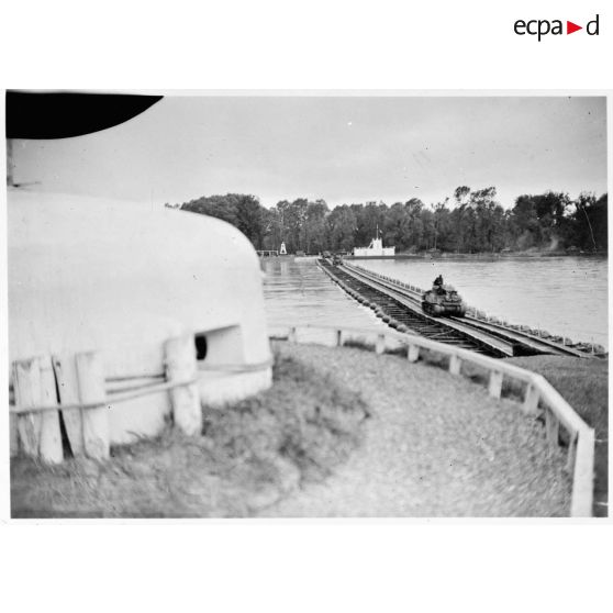 Franchissement du Rhin par la 2e DB pour un retour en France.