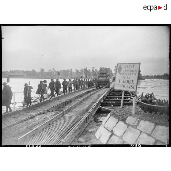 Franchissement du Rhin par la 2e DB pour un retour en France.