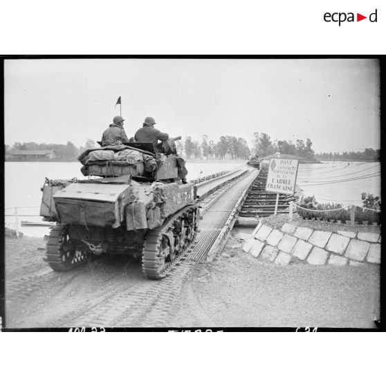 Franchissement du Rhin par des blindés de la 2e division blindée (2e DB) pour un retour en France.