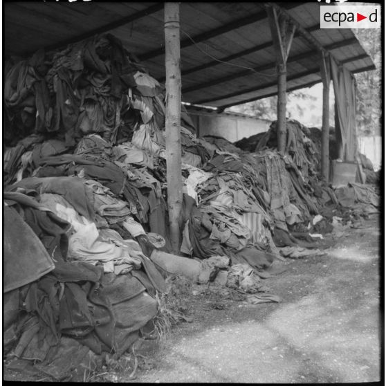 Amoncellement de vêtements de déportés dans le camp de concentration de Dachau libéré.
