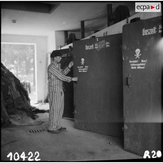Un détenu du camp de concentration de Dachau libéré ouvre les caissons à gaz de la buanderie.