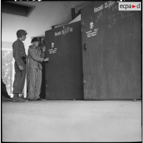Un détenu du camp de concentration de Dachau libéré ouvre les caissons à gaz de la buanderie.