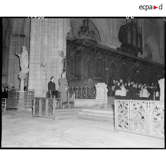 Le général de Gaulle dans la cathédrale Notre-Dame de Paris.