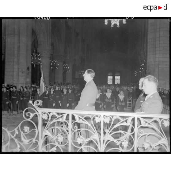 Le général de Gaulle dans la cathédrale Notre-Dame de Paris.