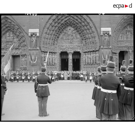 Le général de Gaulle sur le parvis de la cathédrale Notre-Dame de Paris.
