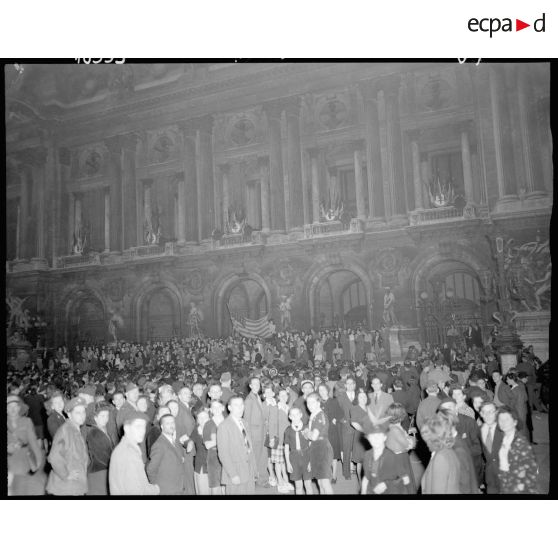 La foule sur la place de l'opéra Garnier.