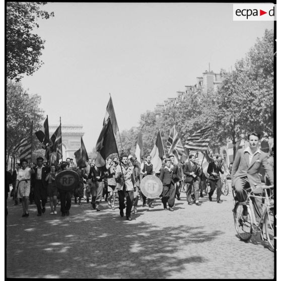 Défilé de jeunes gens sur les Champs-Elysées.