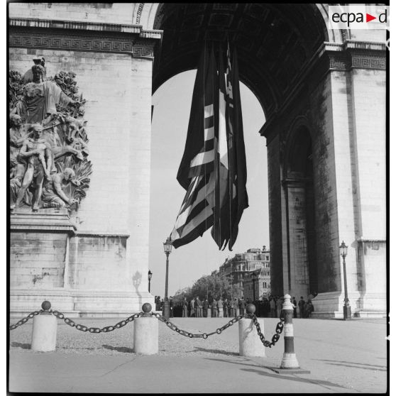 L'Arc de Triomphe pavoisé aux couleurs alliées.