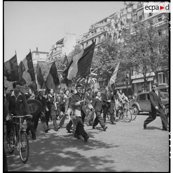 Défilé de jeunes gens sur les Champs-Elysées.