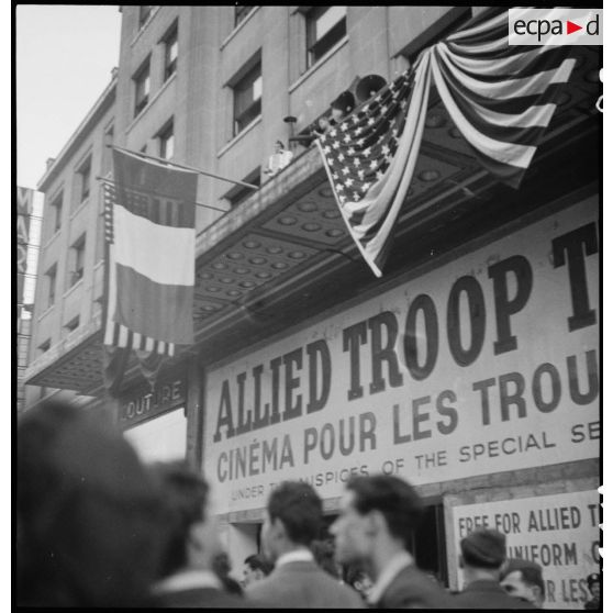 Devanture d'un cinéma destiné aux troupes alliées.