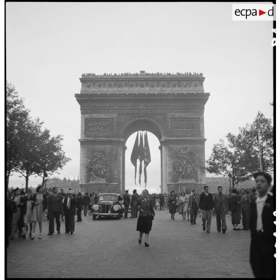 La foule sur les Champs-Elysées et sur la place de l'Etoile.
