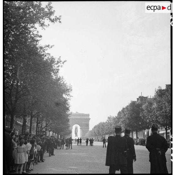Défilé aérien au-dessus des Champs-Elysées.