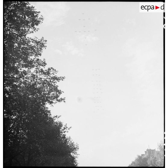 Défilé aérien au-dessus des Champs-Elysées.
