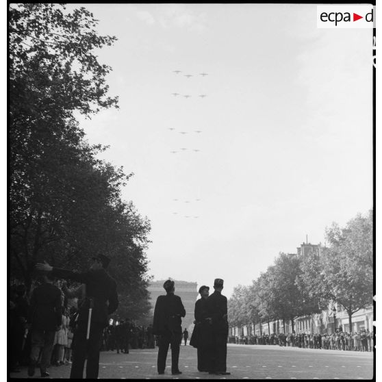 Défilé aérien au-dessus des Champs-Elysées.