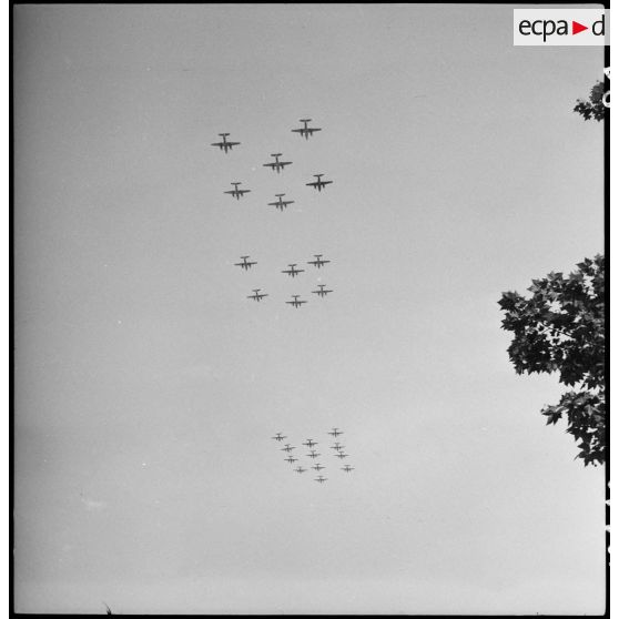 Défilé aérien au-dessus des Champs-Elysées.