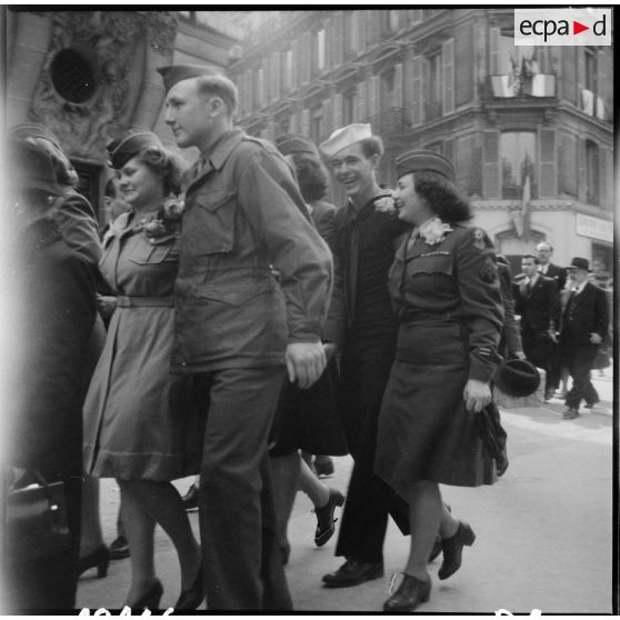 La foule sur les Champs-Elysées et les artères adjacentes.