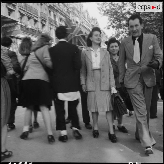 La foule sur les Champs-Elysées et les artères adjacentes.