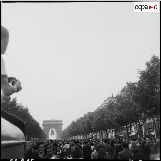 La foule sur les Champs-Elysées.