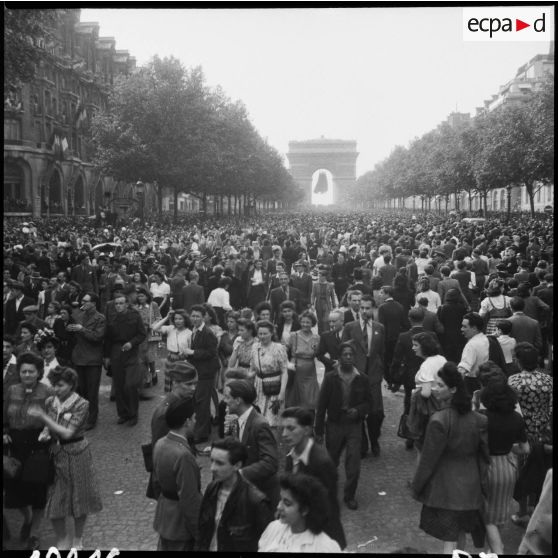 La foule sur les Champs-Elysées.