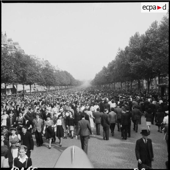 La foule sur les Champs-Elysées ou une avenue adjacente.