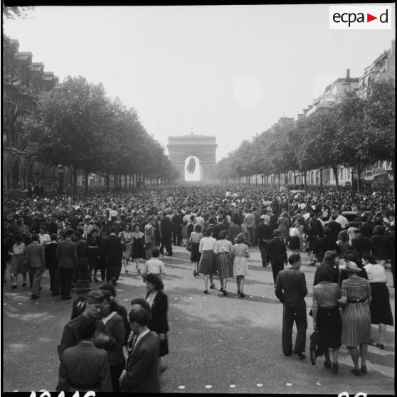 La foule sur les Champs-Elysées.