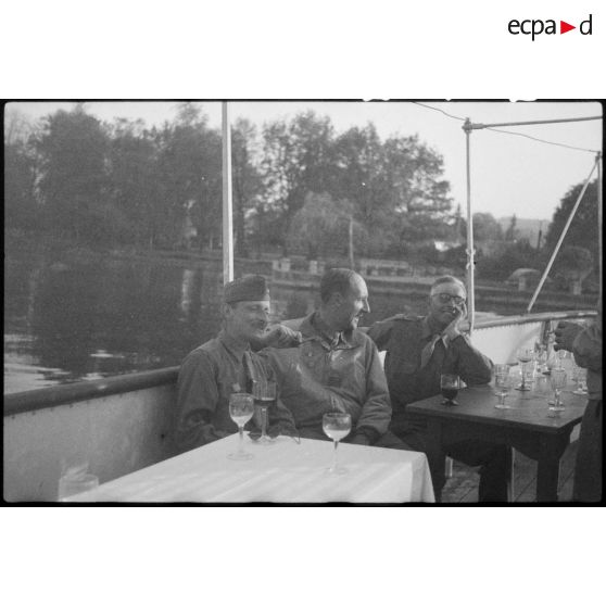 Officiers de la 2e DB à bord d'un bateau sur le lac d'Ammersee.