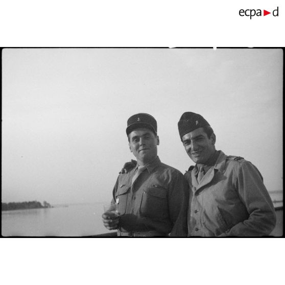 Soldats de la 2e DB à bord d'un bateau sur le lac d'Ammersee.