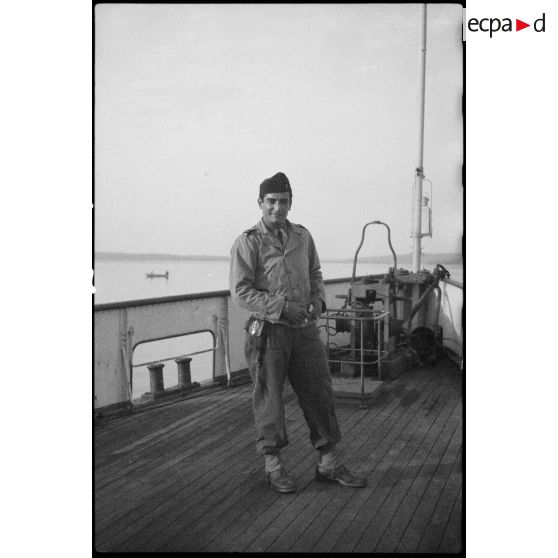 Portrait en pied d'un officier de la 2e DB à bord d'un bateau sur le lac d'Ammersee.