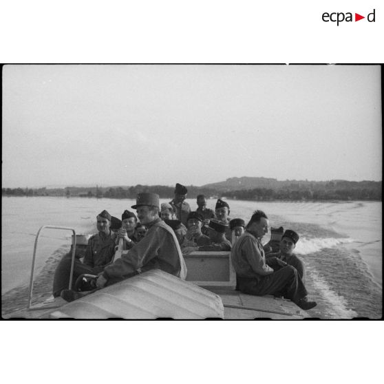 Le général de corps d'armée Leclerc, commandant la 2e DB, navigue sur le lac d'Ammersee.
