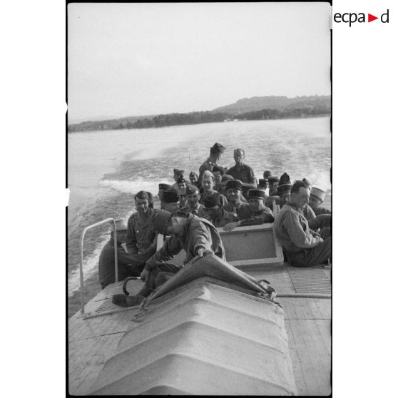 Le général de corps d'armée Leclerc, commandant la 2e DB, navigue sur le lac d'Ammersee.