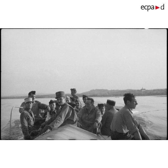 Le général de corps d'armée Leclerc, commandant la 2e DB, navigue sur le lac d'Ammersee.