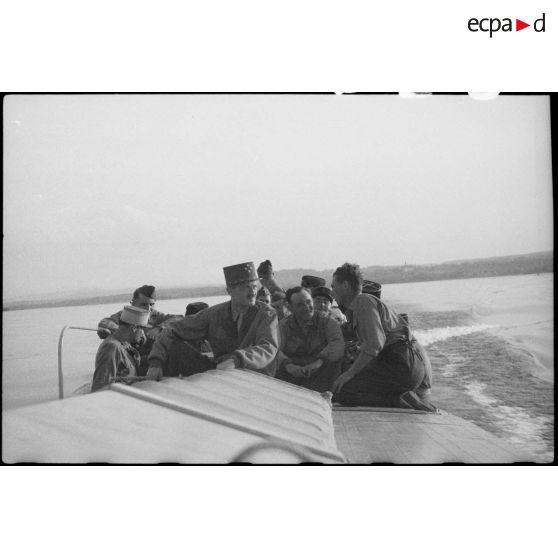 Le général de corps d'armée Leclerc, commandant la 2e DB, navigue sur le lac d'Ammersee.
