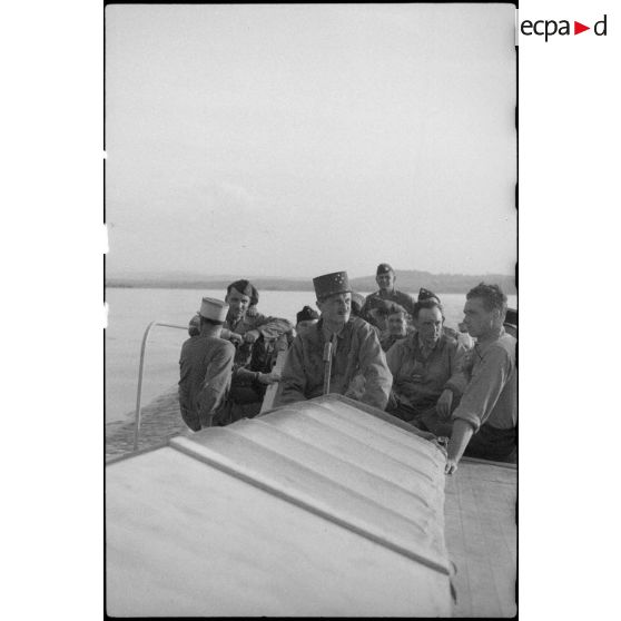 Le général de corps d'armée Leclerc, commandant la 2e DB, navigue sur le lac d'Ammersee.