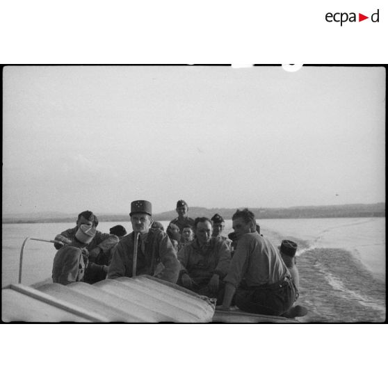 Le général de corps d'armée Leclerc, commandant la 2e DB, navigue sur le lac d'Ammersee.