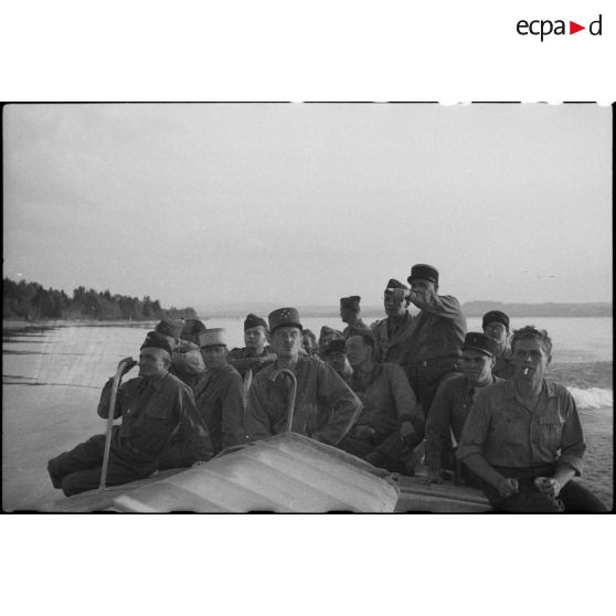 Le général de corps d'armée Leclerc, commandant la 2e DB, navigue sur le lac d'Ammersee.
