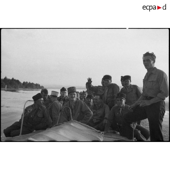 Le général de corps d'armée Leclerc, commandant la 2e DB, navigue sur le lac d'Ammersee.