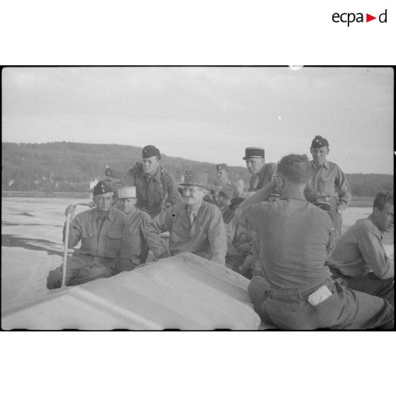 Le général de corps d'armée Leclerc, commandant la 2e DB, navigue sur le lac d'Ammersee.