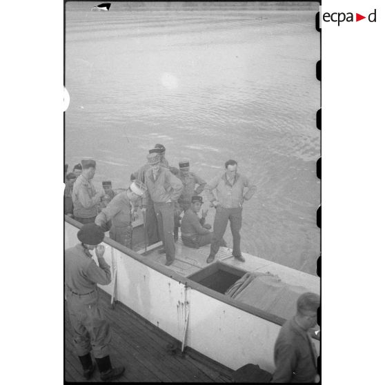Le général Leclerc et des membres de l'état-major de la 2e DB à bord d'une vedette sur le lac d'Ammersee.