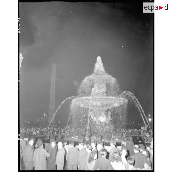 De nuit, une des deux fontaines de la place de la Concorde éclairée.