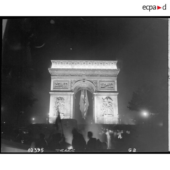 De nuit, l'Arc de Triomphe éclairé.