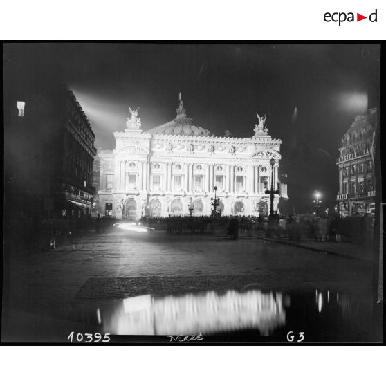 De nuit, la façade de l'opéra Garnier éclairée.