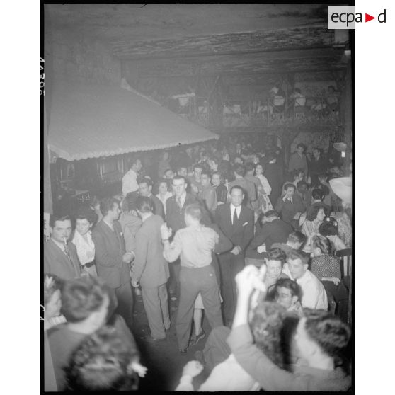 Bal de nuit improvisé dans une rue de Paris.