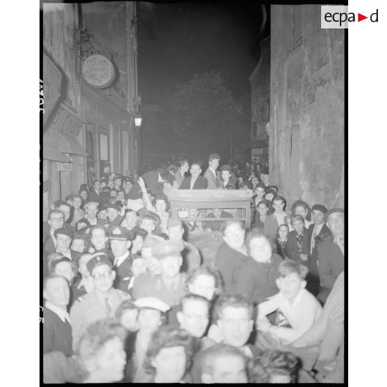 La foule dans une rue à proximité de la porte Saint-Martin.