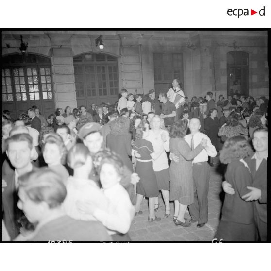 Bal de nuit improvisé dans une rue de Paris.