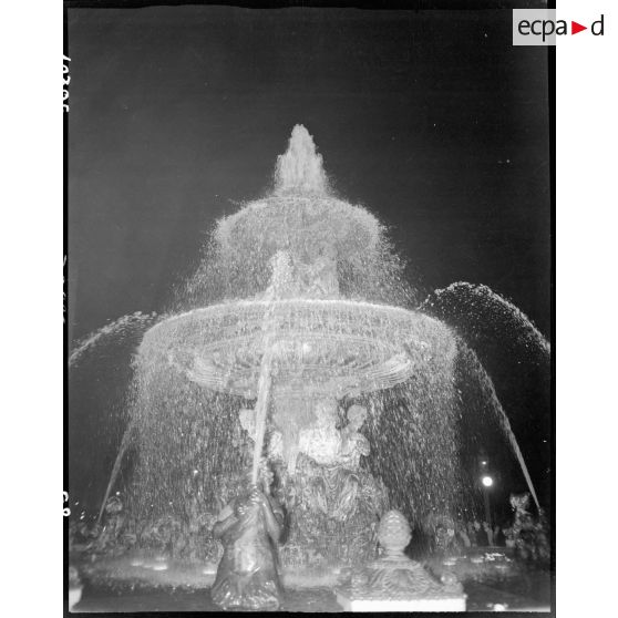 De nuit, une des deux fontaines de la place de la Concorde éclairée.