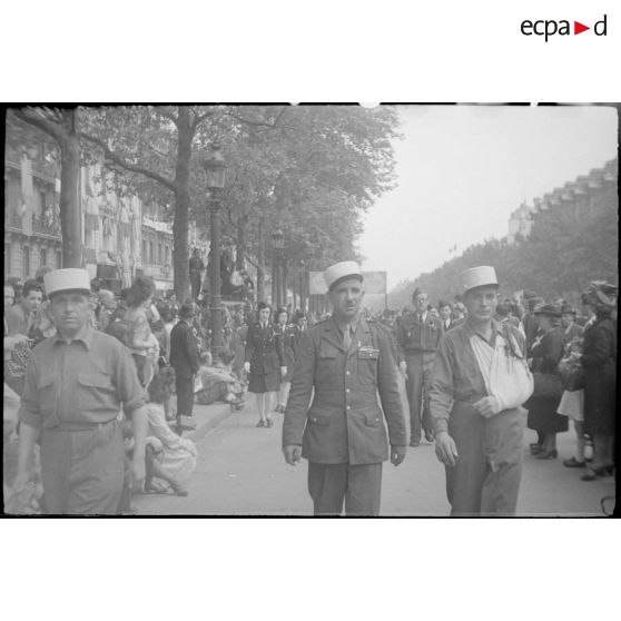 Défilé sur les Champs-Elysées.
