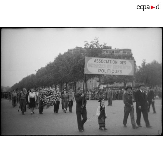 Cortège d'une délégation d'une association d'internés et de déportés politiques.