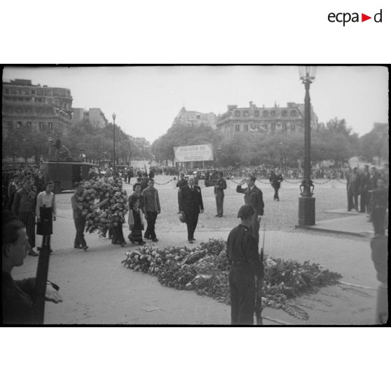 Dépôt d'une gerbe de fleurs sur la tombe du Soldat inconnu.