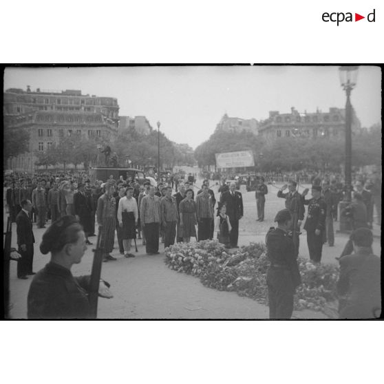 Dépôt d'une gerbe de fleurs sur la tombe du Soldat inconnu.