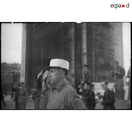 Salut de légionnaires sur la tombe du Soldat inconnu.